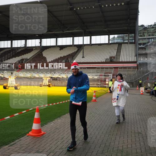 07.12.2025 - St. Pauli X-Mass-Run No. 15 Fabian Wolf http://msf.ph/oto/9396136 07.12.2025 10:36:03 Ziel 350, 2489, 3476 meine-sportfotos.de