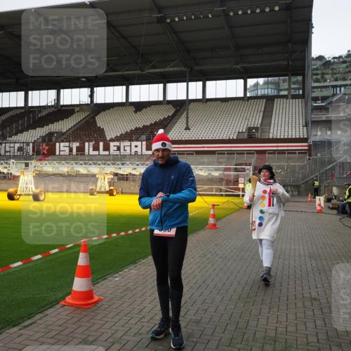 07.12.2025 - St. Pauli X-Mass-Run No. 15 Fabian Wolf http://msf.ph/oto/9396137 07.12.2025 10:36:03 Ziel 350, 2489, 3476 meine-sportfotos.de
