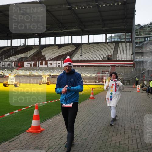 07.12.2025 - St. Pauli X-Mass-Run No. 15 Fabian Wolf http://msf.ph/oto/9396138 07.12.2025 10:36:04 Ziel 350, 3476 meine-sportfotos.de