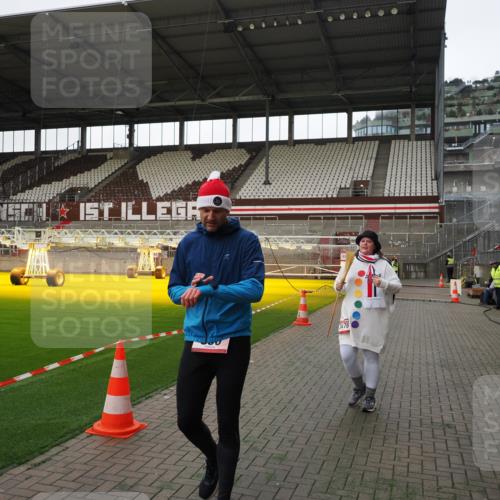 07.12.2025 - St. Pauli X-Mass-Run No. 15 Fabian Wolf http://msf.ph/oto/9396139 07.12.2025 10:36:04 Ziel 350, 3476 meine-sportfotos.de