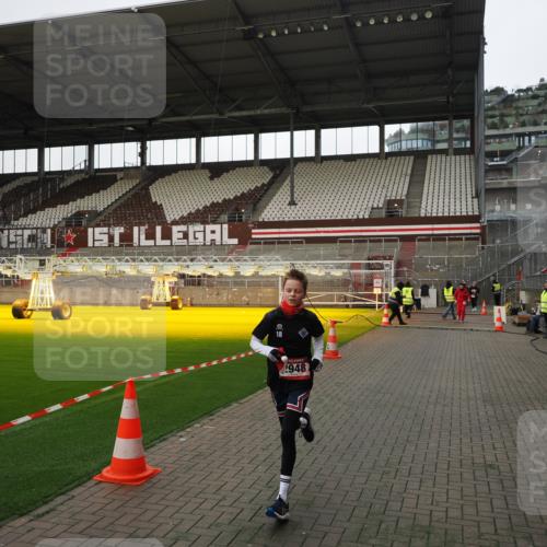 07.12.2025 - St. Pauli X-Mass-Run No. 15 Fabian Wolf http://msf.ph/oto/9396154 07.12.2025 10:36:21 Ziel 2948, 3089 meine-sportfotos.de