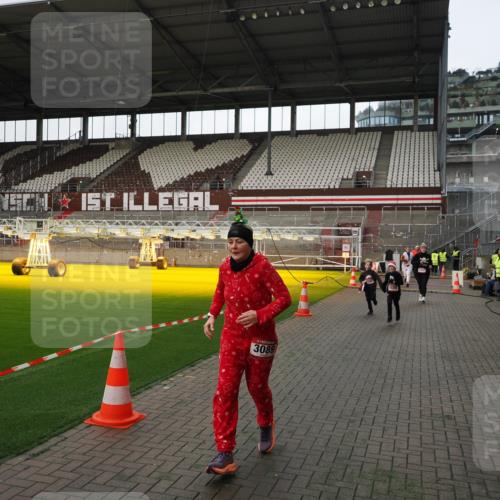 07.12.2025 - St. Pauli X-Mass-Run No. 15 Fabian Wolf http://msf.ph/oto/9396166 07.12.2025 10:36:30 Ziel 2948, 3089, 3382, 4200, 4591, 4599 meine-sportfotos.de