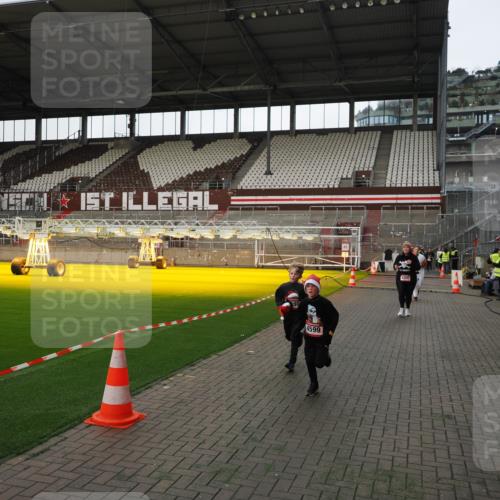 07.12.2025 - St. Pauli X-Mass-Run No. 15 Fabian Wolf http://msf.ph/oto/9396174 07.12.2025 10:36:32 Ziel 2948, 3089, 3382, 4200, 4591, 4597, 4599 meine-sportfotos.de