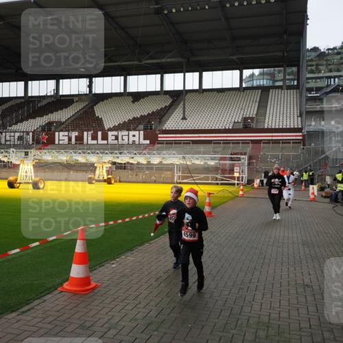 07.12.2025 - St. Pauli X-Mass-Run No. 15 Fabian Wolf http://msf.ph/oto/9396176 07.12.2025 10:36:32 Ziel 2948, 3089, 3382, 4200, 4591, 4597, 4599 meine-sportfotos.de