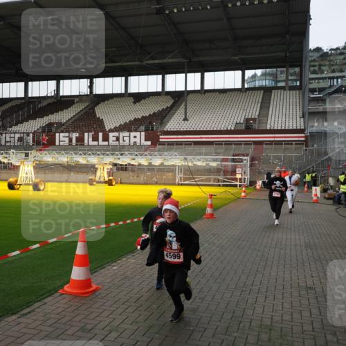 07.12.2025 - St. Pauli X-Mass-Run No. 15 Fabian Wolf http://msf.ph/oto/9396177 07.12.2025 10:36:32 Ziel 2948, 3089, 3382, 4200, 4591, 4597, 4599 meine-sportfotos.de
