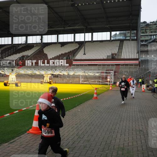 07.12.2025 - St. Pauli X-Mass-Run No. 15 Fabian Wolf http://msf.ph/oto/9396179 07.12.2025 10:36:33 Ziel 2948, 3089, 3382, 4200, 4591, 4597, 4599 meine-sportfotos.de