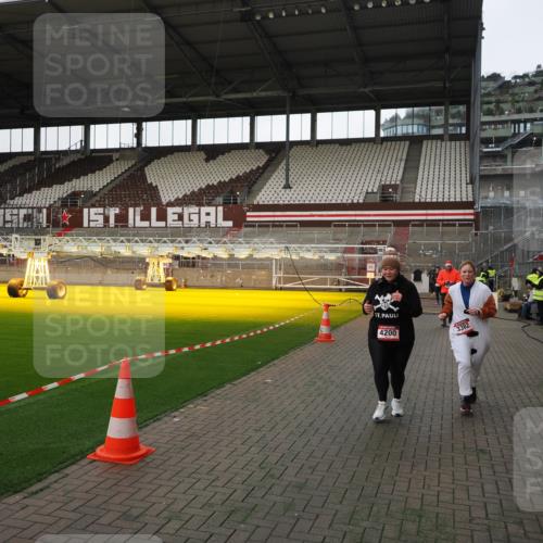 07.12.2025 - St. Pauli X-Mass-Run No. 15 Fabian Wolf http://msf.ph/oto/9396188 07.12.2025 10:36:35 Ziel 717, 2948, 3089, 3382, 4200, 4591, 4597, 4599 meine-sportfotos.de