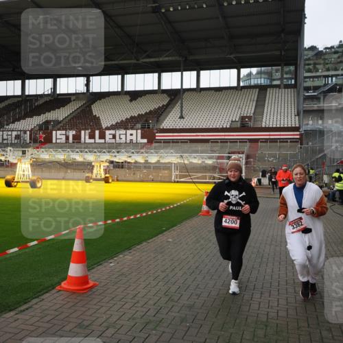 07.12.2025 - St. Pauli X-Mass-Run No. 15 Fabian Wolf http://msf.ph/oto/9396191 07.12.2025 10:36:35 Ziel 717, 2948, 3089, 3382, 4200, 4591, 4597, 4599 meine-sportfotos.de