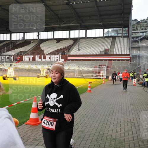 07.12.2025 - St. Pauli X-Mass-Run No. 15 Fabian Wolf http://msf.ph/oto/9396197 07.12.2025 10:36:37 Ziel 511, 717, 833, 2948, 3089, 3382, 4200, 4591, 4597, 4599 meine-sportfotos.de