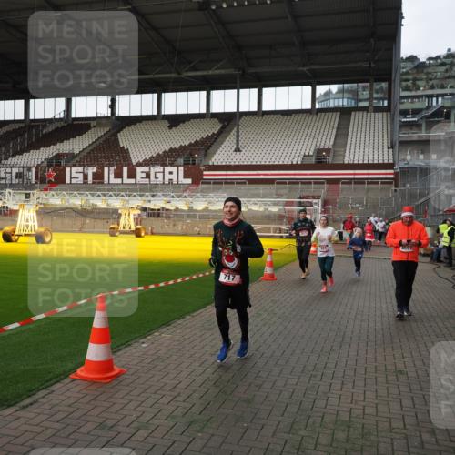 07.12.2025 - St. Pauli X-Mass-Run No. 15 Fabian Wolf http://msf.ph/oto/9396211 07.12.2025 10:36:41 Ziel 37, 511, 521, 665, 717, 833, 3089, 3382, 4200, 4591, 4597, 4599 meine-sportfotos.de