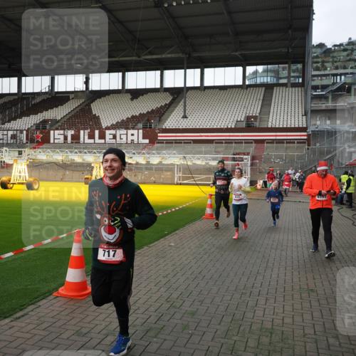 07.12.2025 - St. Pauli X-Mass-Run No. 15 Fabian Wolf http://msf.ph/oto/9396212 07.12.2025 10:36:41 Ziel 37, 511, 521, 665, 717, 833, 3089, 3382, 4200, 4591, 4597, 4599 meine-sportfotos.de