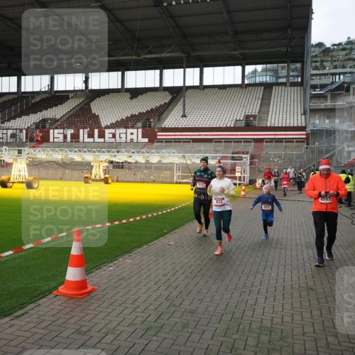 07.12.2025 - St. Pauli X-Mass-Run No. 15 Fabian Wolf http://msf.ph/oto/9396215 07.12.2025 10:36:42 Ziel 37, 511, 521, 665, 717, 833, 3382, 4200, 4591, 4597, 4599, 4691, 4693 meine-sportfotos.de
