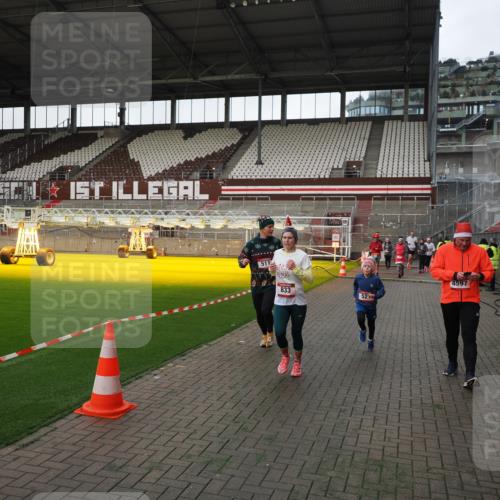 07.12.2025 - St. Pauli X-Mass-Run No. 15 Fabian Wolf http://msf.ph/oto/9396217 07.12.2025 10:36:42 Ziel 37, 511, 521, 665, 717, 833, 3382, 4200, 4591, 4597, 4599, 4691, 4693 meine-sportfotos.de