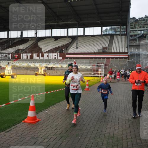 07.12.2025 - St. Pauli X-Mass-Run No. 15 Fabian Wolf http://msf.ph/oto/9396219 07.12.2025 10:36:43 Ziel 37, 511, 521, 665, 717, 833, 2615, 3382, 4200, 4591, 4597, 4599, 4690, 4691, 4693 meine-sportfotos.de