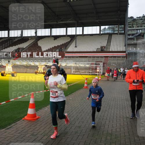 07.12.2025 - St. Pauli X-Mass-Run No. 15 Fabian Wolf http://msf.ph/oto/9396221 07.12.2025 10:36:43 Ziel 37, 511, 521, 665, 717, 833, 2615, 3382, 4200, 4591, 4597, 4599, 4690, 4691, 4693 meine-sportfotos.de