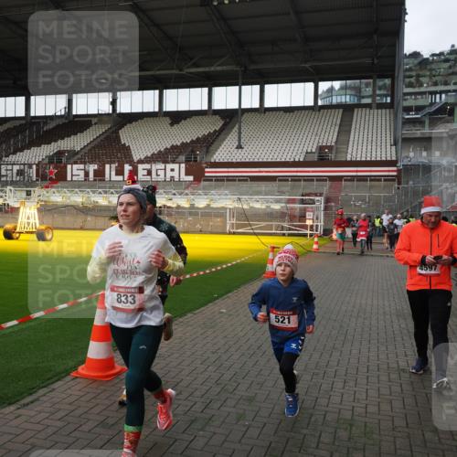 07.12.2025 - St. Pauli X-Mass-Run No. 15 Fabian Wolf http://msf.ph/oto/9396222 07.12.2025 10:36:43 Ziel 37, 511, 521, 665, 717, 833, 2615, 3382, 4200, 4591, 4597, 4599, 4690, 4691, 4693 meine-sportfotos.de