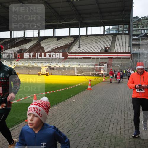 07.12.2025 - St. Pauli X-Mass-Run No. 15 Fabian Wolf http://msf.ph/oto/9396225 07.12.2025 10:36:44 Ziel 37, 511, 521, 665, 717, 833, 2615, 3056, 3382, 4200, 4591, 4597, 4599, 4690, 4691, 4693 meine-sportfotos.de
