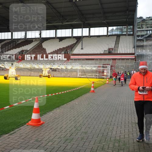 07.12.2025 - St. Pauli X-Mass-Run No. 15 Fabian Wolf http://msf.ph/oto/9396226 07.12.2025 10:36:44 Ziel 37, 511, 521, 665, 717, 833, 2615, 3056, 3382, 4200, 4591, 4597, 4599, 4690, 4691, 4693 meine-sportfotos.de