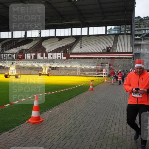 07.12.2025 - St. Pauli X-Mass-Run No. 15 Fabian Wolf http://msf.ph/oto/9396228 07.12.2025 10:36:45 Ziel 37, 511, 521, 665, 717, 833, 2615, 3056, 3382, 4200, 4591, 4597, 4599, 4690, 4691, 4693 meine-sportfotos.de