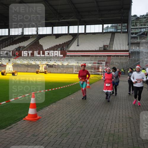 07.12.2025 - St. Pauli X-Mass-Run No. 15 Fabian Wolf http://msf.ph/oto/9396235 07.12.2025 10:36:50 Ziel 37, 511, 521, 665, 717, 833, 2615, 3056, 3263, 3382, 4597, 4690, 4691, 4693 meine-sportfotos.de