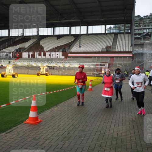 07.12.2025 - St. Pauli X-Mass-Run No. 15 Fabian Wolf http://msf.ph/oto/9396237 07.12.2025 10:36:50 Ziel 37, 511, 521, 665, 717, 833, 2615, 3056, 3263, 3382, 4597, 4690, 4691, 4693 meine-sportfotos.de