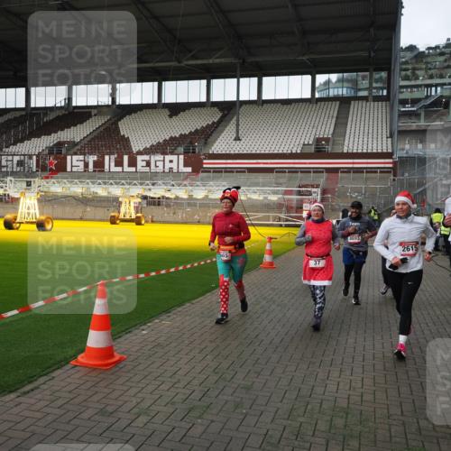 07.12.2025 - St. Pauli X-Mass-Run No. 15 Fabian Wolf http://msf.ph/oto/9396238 07.12.2025 10:36:50 Ziel 37, 511, 521, 665, 717, 833, 2615, 3056, 3263, 3382, 4597, 4690, 4691, 4693 meine-sportfotos.de
