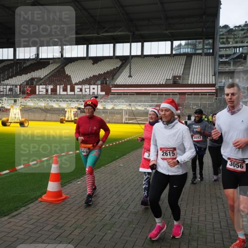 07.12.2025 - St. Pauli X-Mass-Run No. 15 Fabian Wolf http://msf.ph/oto/9396243 07.12.2025 10:36:51 Ziel 37, 511, 521, 665, 717, 833, 2615, 3056, 3263, 4597, 4690, 4691, 4693 meine-sportfotos.de
