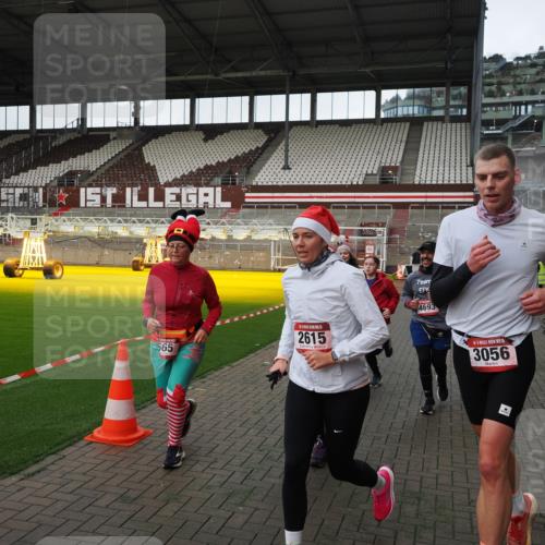 07.12.2025 - St. Pauli X-Mass-Run No. 15 Fabian Wolf http://msf.ph/oto/9396244 07.12.2025 10:36:52 Ziel 37, 511, 521, 665, 717, 833, 2615, 3056, 3263, 4690, 4691, 4693 meine-sportfotos.de