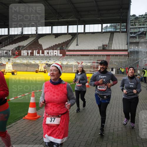 07.12.2025 - St. Pauli X-Mass-Run No. 15 Fabian Wolf http://msf.ph/oto/9396249 07.12.2025 10:36:53 Ziel 37, 511, 521, 665, 717, 833, 2615, 3056, 3263, 4690, 4691, 4693 meine-sportfotos.de