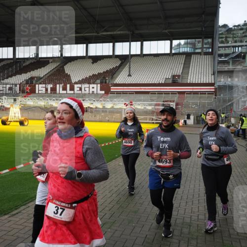 07.12.2025 - St. Pauli X-Mass-Run No. 15 Fabian Wolf http://msf.ph/oto/9396250 07.12.2025 10:36:53 Ziel 37, 511, 521, 665, 717, 833, 2615, 3056, 3263, 4690, 4691, 4693 meine-sportfotos.de