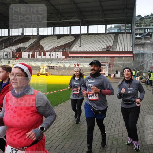 07.12.2025 - St. Pauli X-Mass-Run No. 15 Fabian Wolf http://msf.ph/oto/9396251 07.12.2025 10:36:53 Ziel 37, 511, 521, 665, 717, 833, 2615, 3056, 3263, 4690, 4691, 4693 meine-sportfotos.de