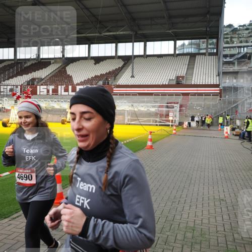 07.12.2025 - St. Pauli X-Mass-Run No. 15 Fabian Wolf http://msf.ph/oto/9396257 07.12.2025 10:36:54 Ziel 37, 511, 521, 665, 717, 833, 2615, 3056, 3263, 4690, 4691, 4693 meine-sportfotos.de