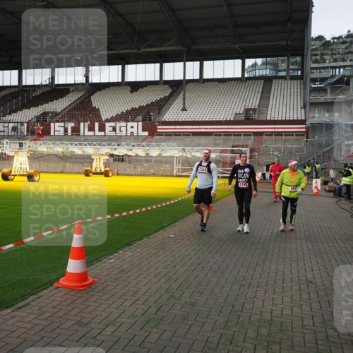 07.12.2025 - St. Pauli X-Mass-Run No. 15 Fabian Wolf http://msf.ph/oto/9396280 07.12.2025 10:37:04 Ziel 503, 2349, 2351, 3056, 3090, 3263 meine-sportfotos.de