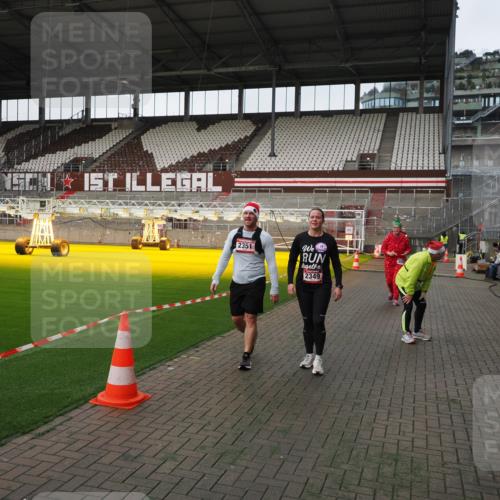 07.12.2025 - St. Pauli X-Mass-Run No. 15 Fabian Wolf http://msf.ph/oto/9396290 07.12.2025 10:37:06 Ziel 503, 2349, 2351, 3090, 3263, 4761 meine-sportfotos.de