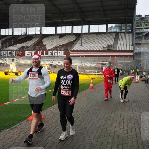 07.12.2025 - St. Pauli X-Mass-Run No. 15 Fabian Wolf http://msf.ph/oto/9396300 07.12.2025 10:37:08 Ziel 503, 2349, 2351, 3090, 4761 meine-sportfotos.de