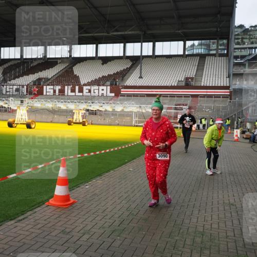 07.12.2025 - St. Pauli X-Mass-Run No. 15 Fabian Wolf http://msf.ph/oto/9396306 07.12.2025 10:37:10 Ziel 503, 2349, 2351, 3090, 4761 meine-sportfotos.de