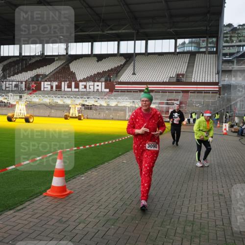 07.12.2025 - St. Pauli X-Mass-Run No. 15 Fabian Wolf http://msf.ph/oto/9396307 07.12.2025 10:37:10 Ziel 503, 2349, 2351, 3090, 4761 meine-sportfotos.de