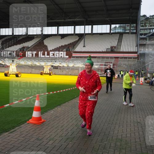 07.12.2025 - St. Pauli X-Mass-Run No. 15 Fabian Wolf http://msf.ph/oto/9396308 07.12.2025 10:37:10 Ziel 503, 2349, 2351, 3090, 4761 meine-sportfotos.de