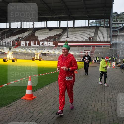 07.12.2025 - St. Pauli X-Mass-Run No. 15 Fabian Wolf http://msf.ph/oto/9396309 07.12.2025 10:37:10 Ziel 503, 2349, 2351, 3090, 4761 meine-sportfotos.de