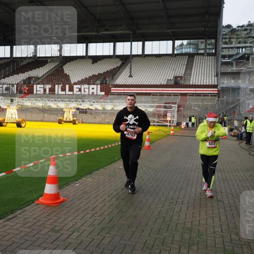 07.12.2025 - St. Pauli X-Mass-Run No. 15 Fabian Wolf http://msf.ph/oto/9396311 07.12.2025 10:37:12 Ziel 503, 2349, 2351, 3090, 4761 meine-sportfotos.de