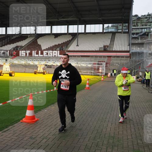 07.12.2025 - St. Pauli X-Mass-Run No. 15 Fabian Wolf http://msf.ph/oto/9396314 07.12.2025 10:37:13 Ziel 503, 2349, 2351, 3090, 4761 meine-sportfotos.de