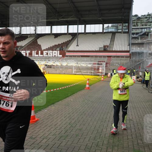 07.12.2025 - St. Pauli X-Mass-Run No. 15 Fabian Wolf http://msf.ph/oto/9396319 07.12.2025 10:37:14 Ziel 503, 2349, 2351, 3090, 4761 meine-sportfotos.de