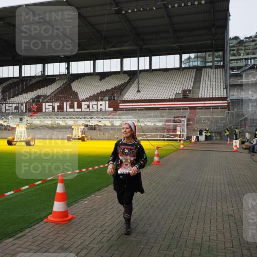 07.12.2025 - St. Pauli X-Mass-Run No. 15 Fabian Wolf http://msf.ph/oto/9396335 07.12.2025 10:37:29 Ziel 3214 meine-sportfotos.de