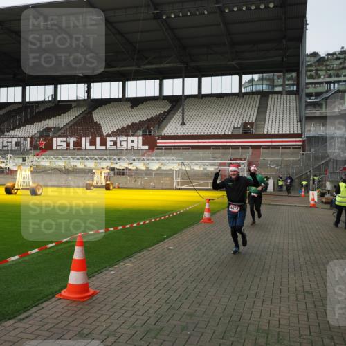 07.12.2025 - St. Pauli X-Mass-Run No. 15 Fabian Wolf http://msf.ph/oto/9396341 07.12.2025 10:37:50 Ziel 3069, 4872 meine-sportfotos.de