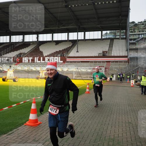 07.12.2025 - St. Pauli X-Mass-Run No. 15 Fabian Wolf http://msf.ph/oto/9396348 07.12.2025 10:37:51 Ziel 3069, 4872 meine-sportfotos.de