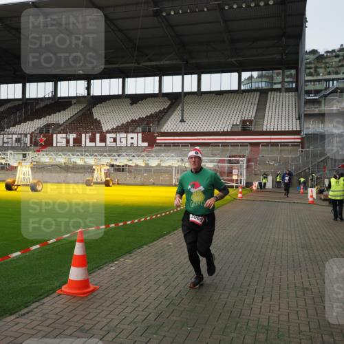 07.12.2025 - St. Pauli X-Mass-Run No. 15 Fabian Wolf http://msf.ph/oto/9396352 07.12.2025 10:37:52 Ziel 2899, 3069, 4872 meine-sportfotos.de