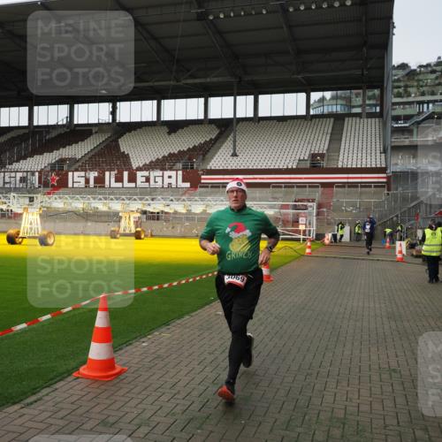 07.12.2025 - St. Pauli X-Mass-Run No. 15 Fabian Wolf http://msf.ph/oto/9396353 07.12.2025 10:37:52 Ziel 2899, 3069, 4872 meine-sportfotos.de