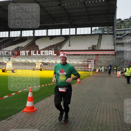 07.12.2025 - St. Pauli X-Mass-Run No. 15 Fabian Wolf http://msf.ph/oto/9396354 07.12.2025 10:37:52 Ziel 2899, 3069, 4872 meine-sportfotos.de