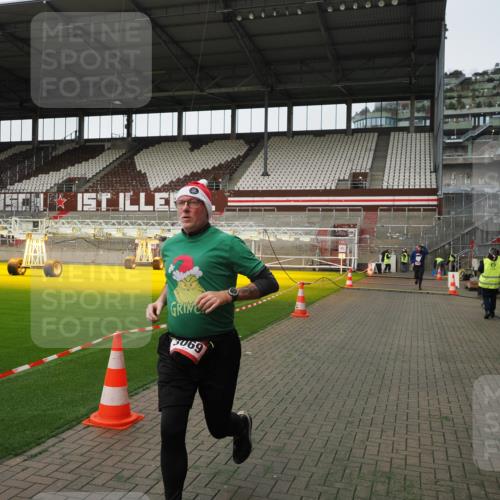 07.12.2025 - St. Pauli X-Mass-Run No. 15 Fabian Wolf http://msf.ph/oto/9396355 07.12.2025 10:37:53 Ziel 2899, 3069, 4872 meine-sportfotos.de