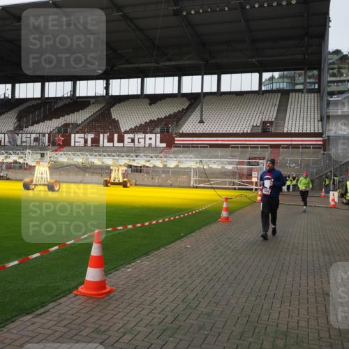 07.12.2025 - St. Pauli X-Mass-Run No. 15 Fabian Wolf http://msf.ph/oto/9396359 07.12.2025 10:37:57 Ziel 70, 2899, 3069, 4872 meine-sportfotos.de
